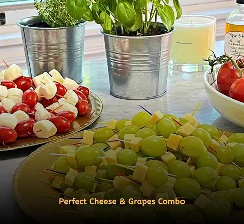 Grapes and cheddar cheese cubes in picnic box