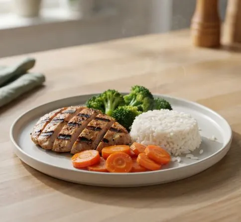 Chicken, Rice, and Vegetables Grilled chicken with rice and vegetables, a muscle-gain pre-workout meal
